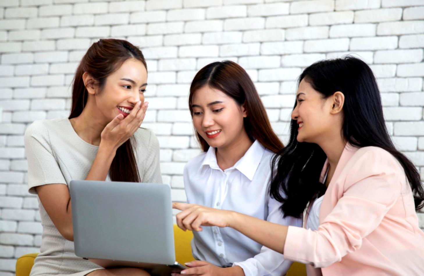 Ambiente de aprendizaje moderno con recursos educativos financieros y tecnología especializada